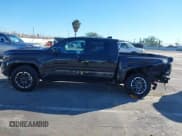 ✅ 2025 Toyota Tacoma SR5 • VIN: 3TMKB5FN3SM037692 • Lot: 43462895. Wystawiony na IAAI z przebiegiem 5 662 mil. Bezpłatny archiwum sprzedaży aukcyjnych z USA i szczegółowy raport historii pojazdu na DreamBid. Zdjęcie 14.