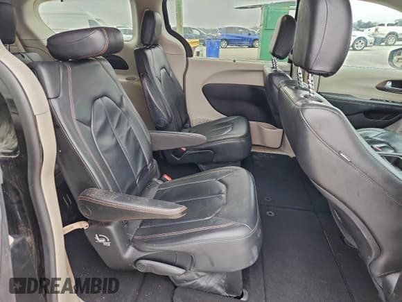 ✅ 2017 Chrysler Pacifica Touring L • VIN: 2C4RC1BG3HR576486 • Лот: 95263085. Опубликован ранее на Copart с пробегом 132 675 миль. Бесплатный доступ к архиву аукционных продаж из США и подробный отчёт об истории автомобиля на DreamBid. Изображение 11.