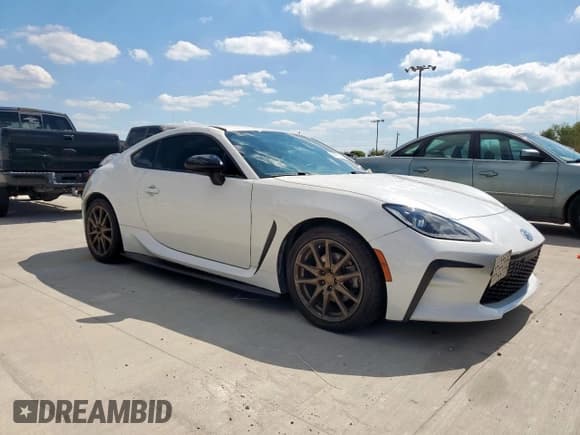 ✅ 2023 Toyota 86 • VIN: JF1ZNBB19P9750888 • Lot: 84472725. Listed on Copart with 28,041 mi. Free auction sales archive from the USA and detailed vehicle history report at DreamBid. Image 4.