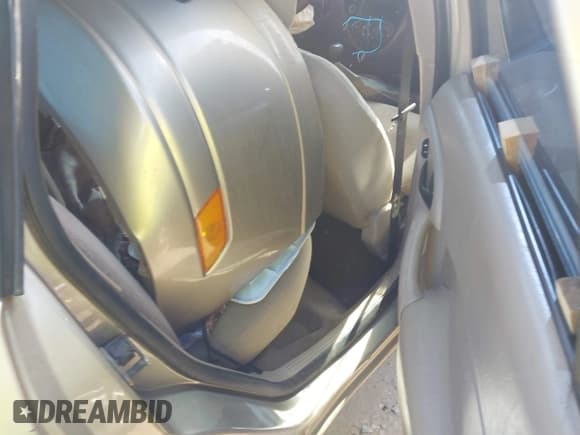 ✅ 2000 Ford Focus SE • VIN: 1FAFP3435YW292500 • Lot: 41173367. Wystawiony na IAAI z przebiegiem 253 898 mil. Bezpłatny archiwum sprzedaży aukcyjnych z USA i szczegółowy raport historii pojazdu na DreamBid. Zdjęcie 8.