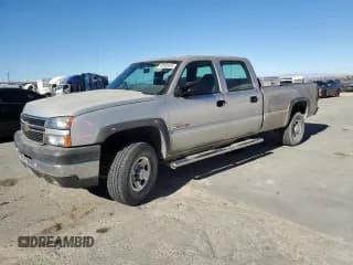 ✅ 2006 Chevrolet Silverado 2500HD Work Truck • VIN: 1GCHC23D46F266597 • Лот: 82920434. Опубликован ранее на Copart с пробегом 100 847 миль. Бесплатный доступ к архиву аукционных продаж из США и подробный отчёт об истории автомобиля на DreamBid. Изображение 1.