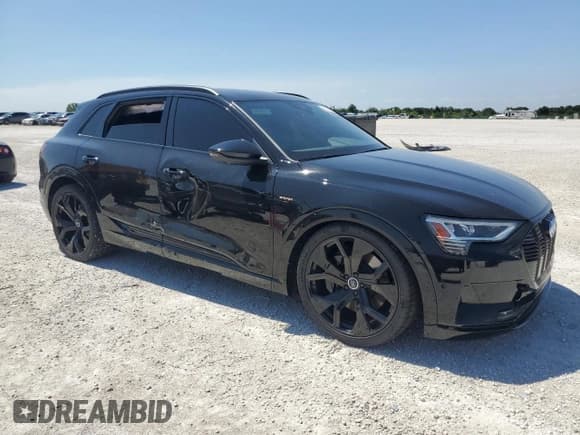 ✅ 2022 Audi e-tron Premium • VIN: WA1AAAGE2NB005246 • Lot: 56534103. Wystawiony na Copart z przebiegiem 26 794 mil. Bezpłatny archiwum sprzedaży aukcyjnych z USA i szczegółowy raport historii pojazdu na DreamBid. Zdjęcie 4.