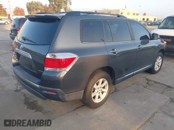 ✅ 2012 Toyota Highlander SE • VIN: 5TDBK3EH1CS172865 • Lot: 43763952. Wystawiony na IAAI z przebiegiem 139 722 mil. Bezpłatny archiwum sprzedaży aukcyjnych z USA i szczegółowy raport historii pojazdu na DreamBid. Zdjęcie 4.
