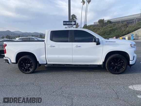 ✅ 2020 Chevrolet Silverado 1500 RST • VIN: 1GCUYEEL8LZ230024 • Lot: 42311134. Wystawiony na IAAI z przebiegiem 141 571 mil. Bezpłatny archiwum sprzedaży aukcyjnych z USA i szczegółowy raport historii pojazdu na DreamBid. Zdjęcie 12.