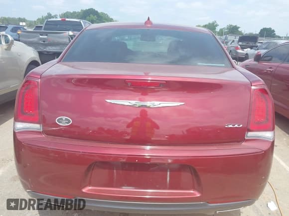 ✅ 2018 Chrysler 300 Touring L • VIN: 2C3CCAAGXJH275057 • Лот: 42945101. Опубликован ранее на IAAI с пробегом Не указан. Бесплатный доступ к архиву аукционных продаж из США и подробный отчёт об истории автомобиля на DreamBid. Изображение 16.