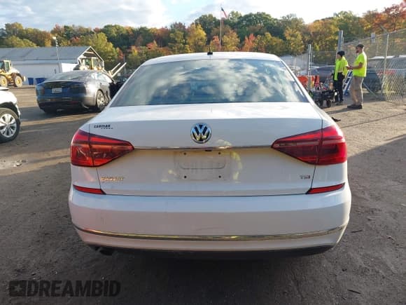 ✅ 2017 Volkswagen Passat S • VIN: 1VWAT7A3XHC024004 • Лот: 43502662. Опубликован ранее на IAAI с пробегом 43 993 миль. Бесплатный доступ к архиву аукционных продаж из США и подробный отчёт об истории автомобиля на DreamBid. Изображение 17.
