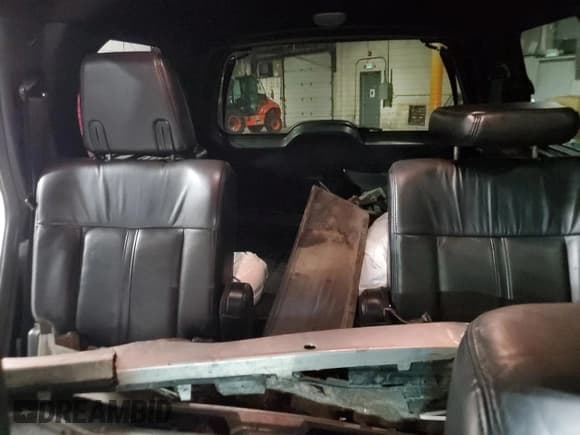 ✅ 2015 Lincoln Navigator • VIN: 5LMJJ2JT3FEJ02290 • Lot: 82097975. Wystawiony na Copart z przebiegiem 131 265 mil. Bezpłatny archiwum sprzedaży aukcyjnych z USA i szczegółowy raport historii pojazdu na DreamBid. Zdjęcie 10.