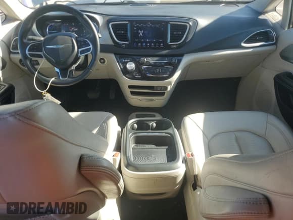 ✅ 2018 Chrysler Pacifica Hybrid Touring L • VIN: 2C4RC1L74JR164419 • Лот: 85110825. Опубликован ранее на Copart с пробегом 104 946 миль. Бесплатный доступ к архиву аукционных продаж из США и подробный отчёт об истории автомобиля на DreamBid. Изображение 8.