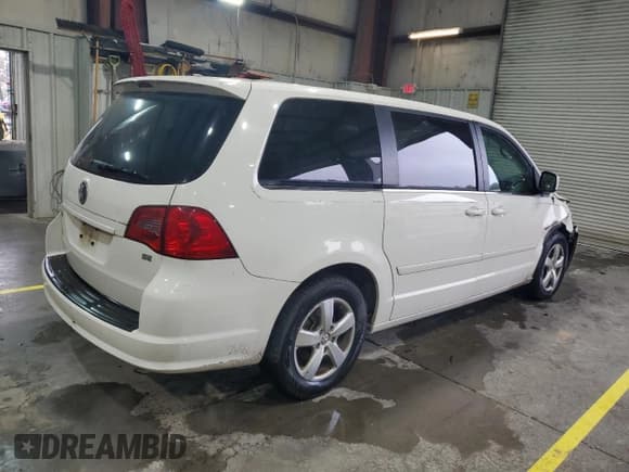 ✅ 2010 Volkswagen Routan SE • VIN: 2V4RW3D16AR242489 • Lot: 85957075. Wystawiony na Copart z przebiegiem 148 442 mil. Bezpłatny archiwum sprzedaży aukcyjnych z USA i szczegółowy raport historii pojazdu na DreamBid. Zdjęcie 3.