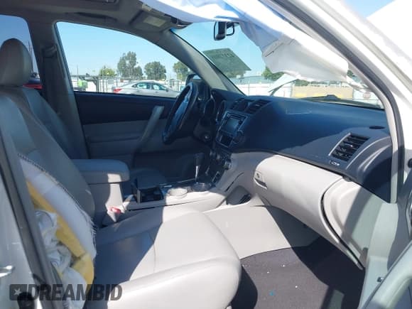 ✅ 2013 Toyota Highlander • VIN: 5TDZK3EH7DS127798 • Lot: 42372808. Listed on IAAI with 176,190 mi. Free auction sales archive from the USA and detailed vehicle history report at DreamBid. Image 5.