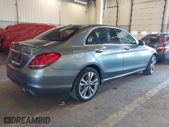 ✅ 2019 Mercedes-Benz C 300 • VIN: 55SWF8EB3KU301575 • Lot: 42616717. Wystawiony na IAAI z przebiegiem 92 366 mil. Bezpłatny archiwum sprzedaży aukcyjnych z USA i szczegółowy raport historii pojazdu na DreamBid. Zdjęcie 4.