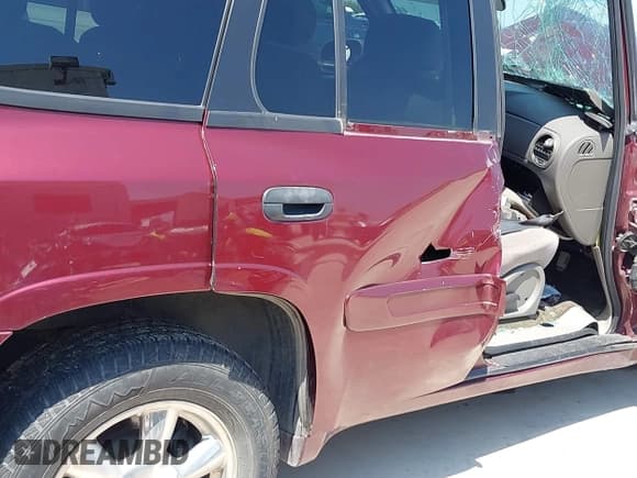 ✅ 2004 GMC Envoy SLE • VIN: 1GKDS13S042252313 • Lot: 42312937. Listed on IAAI with 107,385 mi. Free auction sales archive from the USA and detailed vehicle history report at DreamBid. Image 6.