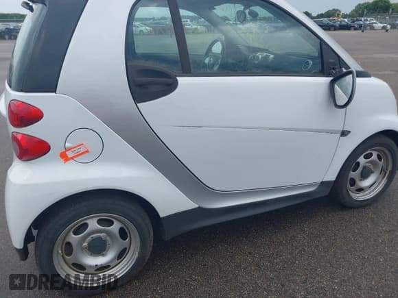 ✅ 2013 Smart fortwo Pure • VIN: WMEEJ3BA8DK702895 • Lot: 42779426. Wystawiony na IAAI z przebiegiem 13 927 mil. Bezpłatny archiwum sprzedaży aukcyjnych z USA i szczegółowy raport historii pojazdu na DreamBid. Zdjęcie 6.