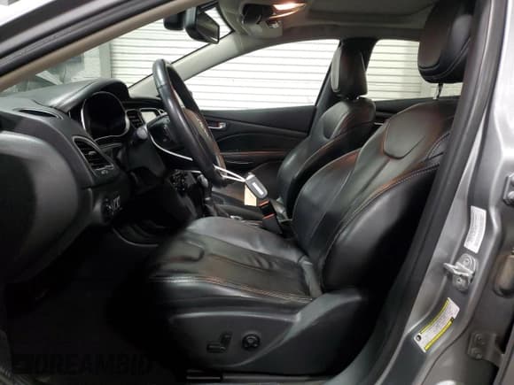 ✅ 2014 Dodge Dart Limited • VIN: 1C3CDFCB3ED723931 • Lot: 86322055. Wystawiony na Copart z przebiegiem 140 980 mil. Bezpłatny archiwum sprzedaży aukcyjnych z USA i szczegółowy raport historii pojazdu na DreamBid. Zdjęcie 7.