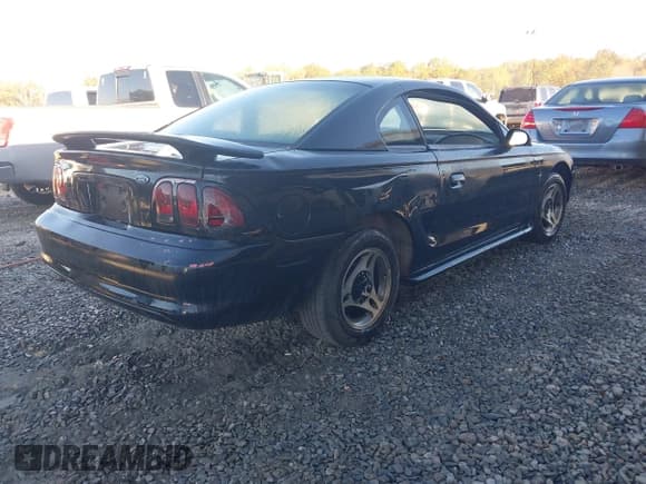 ✅ 1998 Ford Mustang • VIN: 1FAFP4046WF268384 • Lot: 43728255. Wystawiony na IAAI z przebiegiem 137 196 mil. Bezpłatny archiwum sprzedaży aukcyjnych z USA i szczegółowy raport historii pojazdu na DreamBid. Zdjęcie 4.