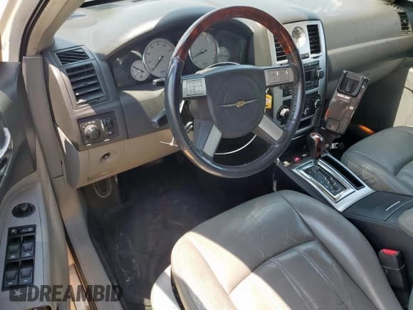 ✅ 2006 Chrysler 300 C • VIN: 2C3KA63H66H112904 • Lot: 56350555. Wystawiony na Copart z przebiegiem 100 530 mil. Bezpłatny archiwum sprzedaży aukcyjnych z USA i szczegółowy raport historii pojazdu na DreamBid. Zdjęcie 8.