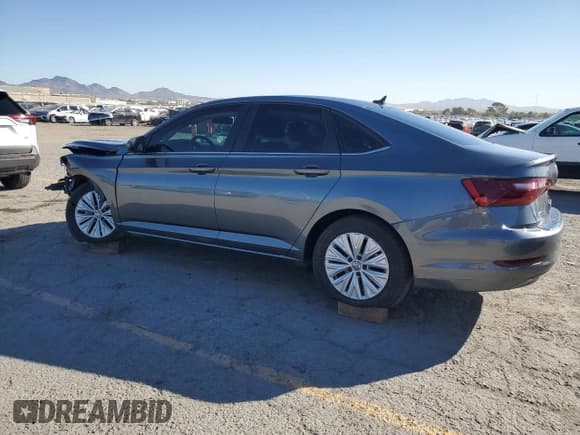 ✅ 2020 Volkswagen Jetta S • VIN: 3VWC57BUXLM090909 • Lot: 85652735. Wystawiony na Copart z przebiegiem 47 386 mil. Bezpłatny archiwum sprzedaży aukcyjnych z USA i szczegółowy raport historii pojazdu na DreamBid. Zdjęcie 2.