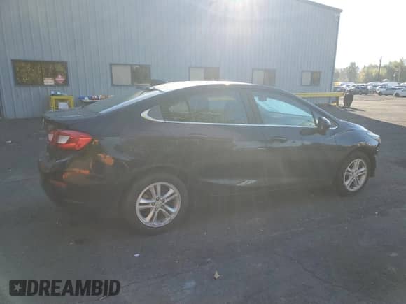 2018 Chevrolet Cruze LT z VIN 1G1BE5SM9J7224392, wystawiony jako Copart lot #82199325 z przebiegiem 156 330 mil mil oraz Szkoda całkowita • Salvage title. Historia ofert i sprzedaży dostępna na DreamBid. Obrazek 3.