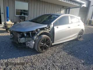 2018 Chevrolet Cruze LT z VIN 3G1BE6SM2JS617917, wystawiony jako Copart lot #84621785 z przebiegiem 135 056 mil mil oraz Szkoda całkowita • Salvage title. Historia ofert i sprzedaży dostępna na DreamBid. Obrazek 1.