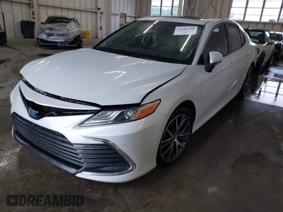 2022 Toyota Camry Hybrid XLE with VIN 4T1F31AK4NU572580, listed as a IAAI auction lot 42244158 with 69,247 mi miles and . Bid and sale history available at DreamBid. Image 2.
