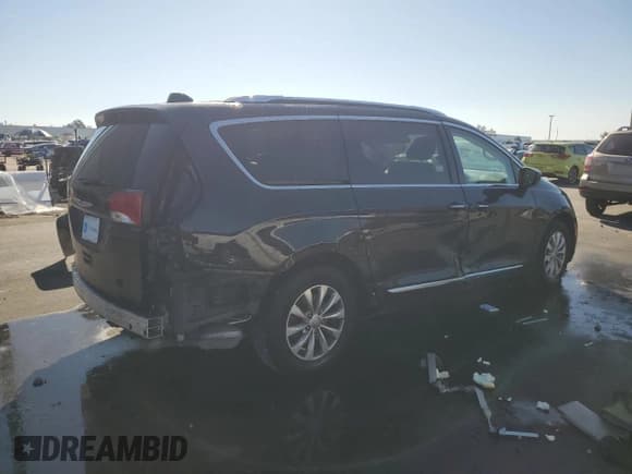 ✅ 2018 Chrysler Pacifica Touring L • VIN: 2C4RC1BG8JR317899 • Lot: 92301315. Wystawiony na Copart z przebiegiem 74 670 mil. Bezpłatny archiwum sprzedaży aukcyjnych z USA i szczegółowy raport historii pojazdu na DreamBid. Zdjęcie 3.