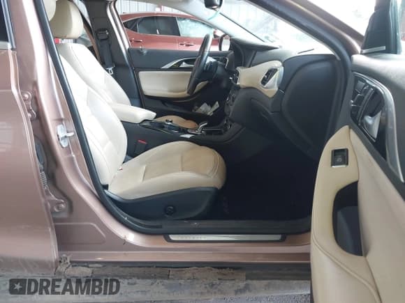 ✅ 2018 Infiniti QX30 Premium • VIN: SJKCH5CR9JA045623 • Lot: 43009819. Wystawiony na IAAI z przebiegiem 132 131 mil. Bezpłatny archiwum sprzedaży aukcyjnych z USA i szczegółowy raport historii pojazdu na DreamBid. Zdjęcie 5.