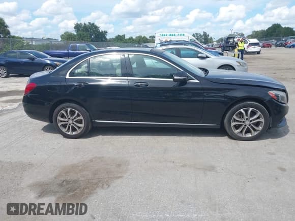 ✅ 2015 Mercedes-Benz C 300 Luxury • VIN: 55SWF4KB5FU005072 • Lot: 43271086. Wystawiony na IAAI z przebiegiem 145 119 mil. Bezpłatny archiwum sprzedaży aukcyjnych z USA i szczegółowy raport historii pojazdu na DreamBid. Zdjęcie 12.