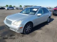 ✅ 2002 Mercedes-Benz C 230/260/280/320 • VIN: WDBRF61J62F233802 • Lot: 42574637. Wystawiony na IAAI z przebiegiem 238 810 mil. Bezpłatny archiwum sprzedaży aukcyjnych z USA i szczegółowy raport historii pojazdu na DreamBid. Zdjęcie 2.