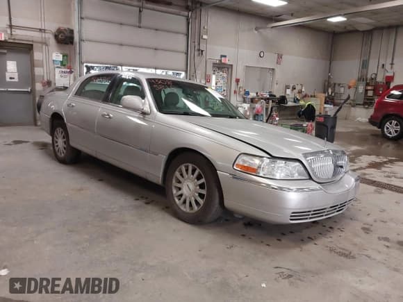 ✅ 2007 Lincoln Town Car Signature • VIN: 1LNHM81V47Y620308 • Лот: 43085815. Опубликован ранее на IAAI с пробегом 117 298 миль. Бесплатный доступ к архиву аукционных продаж из США и подробный отчёт об истории автомобиля на DreamBid. Изображение 1.