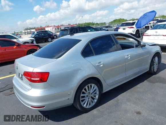 ✅ 2015 Volkswagen Jetta SE • VIN: 3VWD07AJ5FM340040 • Лот: 42296755. Опубликован ранее на IAAI с пробегом 94 050 миль. Бесплатный доступ к архиву аукционных продаж из США и подробный отчёт об истории автомобиля на DreamBid. Изображение 4.