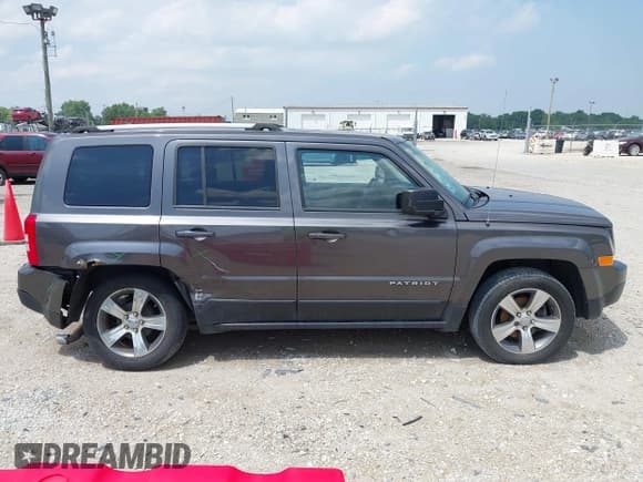 ✅ 2017 Jeep Patriot High Altitude • VIN: 1C4NJPFA0HD166230 • Lot: 42587685. Wystawiony na IAAI z przebiegiem 101 919 mil. Bezpłatny archiwum sprzedaży aukcyjnych z USA i szczegółowy raport historii pojazdu na DreamBid. Zdjęcie 13.
