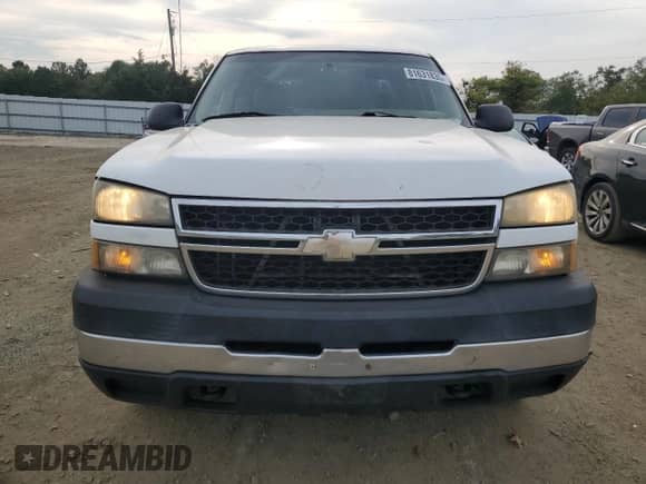 ✅ 2007 Chevrolet Silverado 2500HD LS • VIN: 1GCHC23U37F198200 • Lot: 81631835. Wystawiony na Copart z przebiegiem Nie podano. Bezpłatny archiwum sprzedaży aukcyjnych z USA i szczegółowy raport historii pojazdu na DreamBid. Zdjęcie 5.