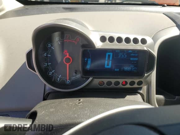 2013 Chevrolet Sonic LT z VIN 1G1JD6SB9D4232551, wystawiony jako Copart lot #49639715 z przebiegiem 176 830 mil mil oraz Czysty tytuł • Clean title. Historia ofert i sprzedaży dostępna na DreamBid. Obrazek 9.