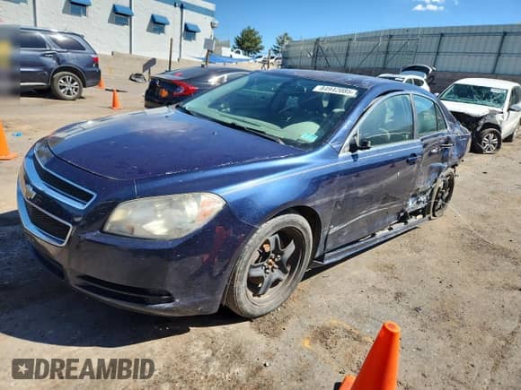 2011 Chevrolet Malibu 1LS z VIN 1G1ZB5E16BF220266, wystawiony jako Copart lot #84942085 z przebiegiem 216 547 mil mil oraz Szkoda całkowita • Salvage title. Historia ofert i sprzedaży dostępna na DreamBid. Obrazek 1.