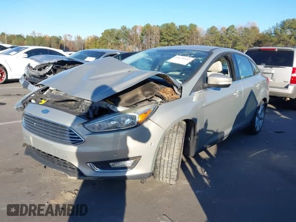 ✅ 2015 Ford Focus Titanium • VIN: 1FADP3J23FL304788 • Lot: 43670437. Wystawiony na IAAI z przebiegiem 155 474 mil. Bezpłatny archiwum sprzedaży aukcyjnych z USA i szczegółowy raport historii pojazdu na DreamBid. Zdjęcie 2.