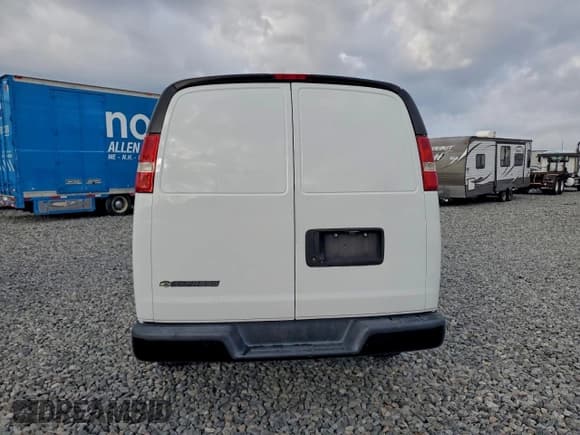 ✅ 2020 Chevrolet Express Cargo • VIN: 1GCWGAFP7L1126421 • Lot: 93704215. Wystawiony na Copart z przebiegiem 140 211 mil. Bezpłatny archiwum sprzedaży aukcyjnych z USA i szczegółowy raport historii pojazdu na DreamBid. Zdjęcie 6.