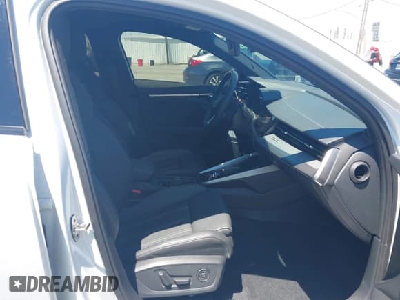 ✅ 2023 Audi S3 Premium Plus • VIN: WAUH3DGYXPA054176 • Lot: 42838688. Wystawiony na IAAI z przebiegiem 19 851 mil. Bezpłatny archiwum sprzedaży aukcyjnych z USA i szczegółowy raport historii pojazdu na DreamBid. Zdjęcie 5.