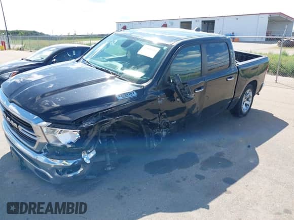 2019 Ram 1500 Big Horn с VIN 1C6SRFFT1KN762348, выставлен на аукционе IAAI как лот 43050484 с пробегом 98 000 миль миль и . История ставок и продаж доступна на DreamBid. Изображение 17.