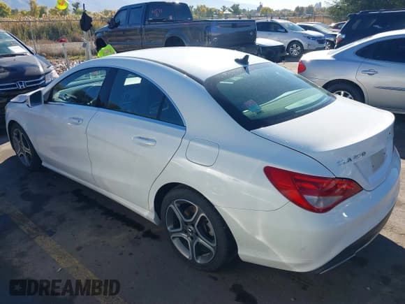 ✅ 2018 Mercedes-Benz CLA 250 • VIN: WDDSJ4EB6JN677040 • Lot: 43510857. Wystawiony na IAAI z przebiegiem 98 933 mil. Bezpłatny archiwum sprzedaży aukcyjnych z USA i szczegółowy raport historii pojazdu na DreamBid. Zdjęcie 3.