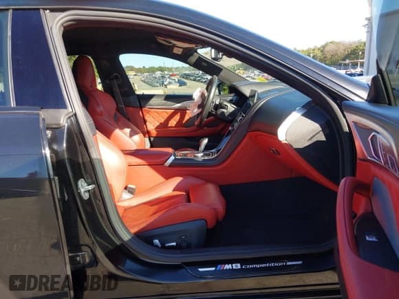 ✅ 2021 BMW M8 Competition • VIN: WBSGV0C09MCF13517 • Lot: 43349843. Wystawiony na IAAI z przebiegiem 35 123 mil. Bezpłatny archiwum sprzedaży aukcyjnych z USA i szczegółowy raport historii pojazdu na DreamBid. Zdjęcie 5.