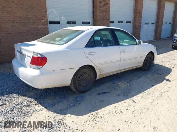 ✅ 2005 Toyota Camry LE • VIN: 4T1BE32K55U587611 • Lot: 43255399. Wystawiony na IAAI z przebiegiem 284 055 mil. Bezpłatny archiwum sprzedaży aukcyjnych z USA i szczegółowy raport historii pojazdu na DreamBid. Zdjęcie 4.