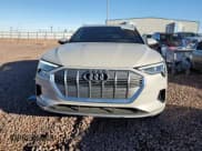 ✅ 2021 Audi e-tron Prestige • VIN: WA1VABGE3MB027942 • Lot: 40094494. Wystawiony na Copart z przebiegiem 17 593 mil. Bezpłatny archiwum sprzedaży aukcyjnych z USA i szczegółowy raport historii pojazdu na DreamBid. Zdjęcie 5.