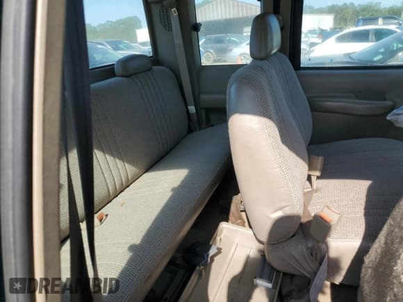 ✅ 1998 GMC Sierra 1500 • VIN: 1GTEC19W4WE521888 • Lot: 53161505. Wystawiony na Copart z przebiegiem 985 004 mil. Bezpłatny archiwum sprzedaży aukcyjnych z USA i szczegółowy raport historii pojazdu na DreamBid. Zdjęcie 10.