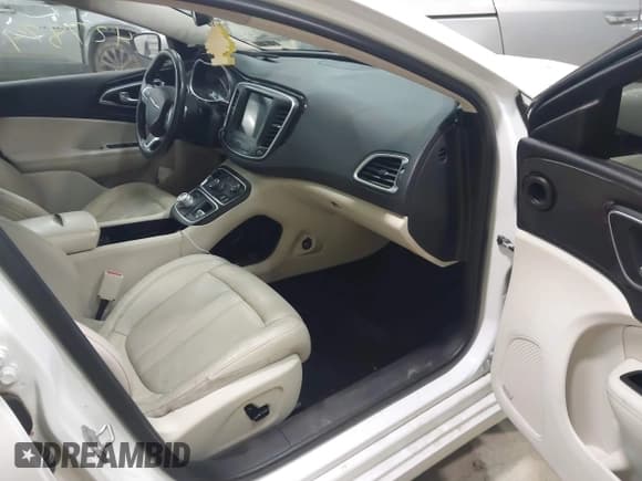 ✅ 2015 Chrysler 200 C • VIN: 1C3CCCEG8FN644275 • Lot: 42787498. Wystawiony na IAAI z przebiegiem 138 524 mil. Bezpłatny archiwum sprzedaży aukcyjnych z USA i szczegółowy raport historii pojazdu na DreamBid. Zdjęcie 5.