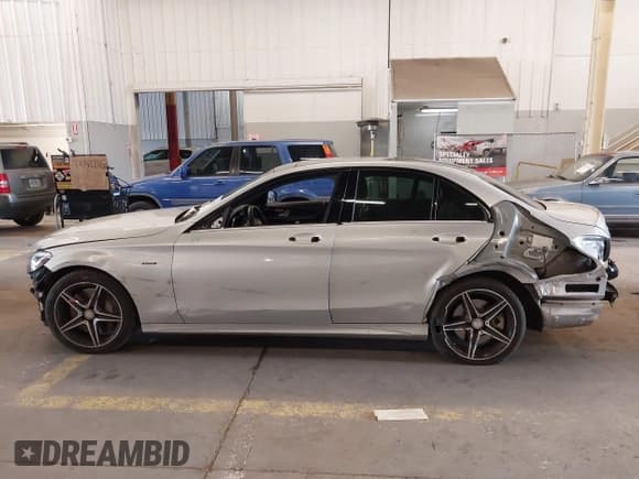 ✅ 2016 Mercedes-Benz C 450 AMG • VIN: 55SWF6EB2GU110774 • Lot: 42239393. Wystawiony na IAAI z przebiegiem 41 237 mil. Bezpłatny archiwum sprzedaży aukcyjnych z USA i szczegółowy raport historii pojazdu na DreamBid. Zdjęcie 15.