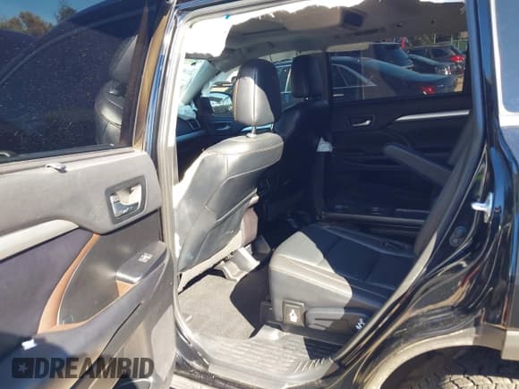 ✅ 2019 Toyota Highlander SE • VIN: 5TDJZRFH9KS622298 • Lot: 43445891. Wystawiony na IAAI z przebiegiem 65 486 mil. Bezpłatny archiwum sprzedaży aukcyjnych z USA i szczegółowy raport historii pojazdu na DreamBid. Zdjęcie 8.