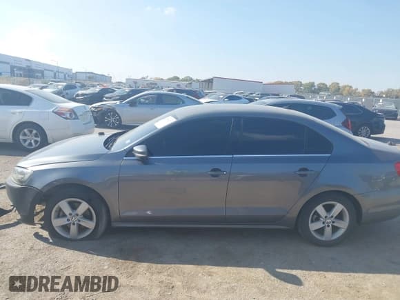 ✅ 2013 Volkswagen Jetta TDI w/Premium/Nav • VIN: 3VWLL7AJ5DM439585 • Lot: 43718217. Wystawiony na IAAI z przebiegiem 132 401 mil. Bezpłatny archiwum sprzedaży aukcyjnych z USA i szczegółowy raport historii pojazdu na DreamBid. Zdjęcie 14.