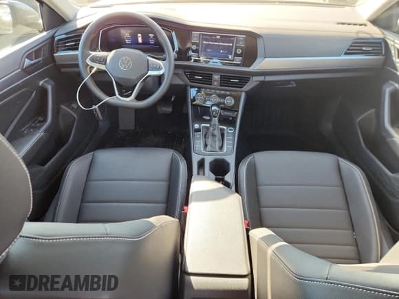 ✅ 2024 Volkswagen Jetta SE • VIN: 3VW7M7BU0RM069256 • Lot: 86711615. Wystawiony na Copart z przebiegiem 18 880 mil. Bezpłatny archiwum sprzedaży aukcyjnych z USA i szczegółowy raport historii pojazdu na DreamBid. Zdjęcie 8.