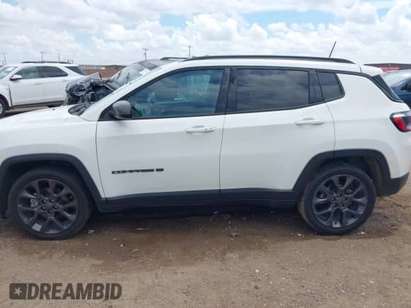 2021 Jeep Compass 80th Anniversary z VIN 3C4NJCEB6MT571564, wystawiony jako IAAI lot #42591643 z przebiegiem 56 999 mil mil oraz . Historia ofert i sprzedaży dostępna na DreamBid. Obrazek 14.