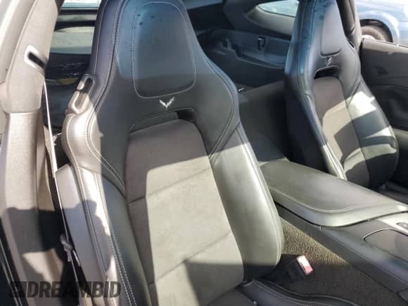 2014 Chevrolet Corvette 3LT z VIN 1G1YF2D79E5109175, wystawiony jako Copart lot #69514604 z przebiegiem 17 514 mil mil oraz Czysty tytuł • Clean title. Historia ofert i sprzedaży dostępna na DreamBid. Obrazek 10.